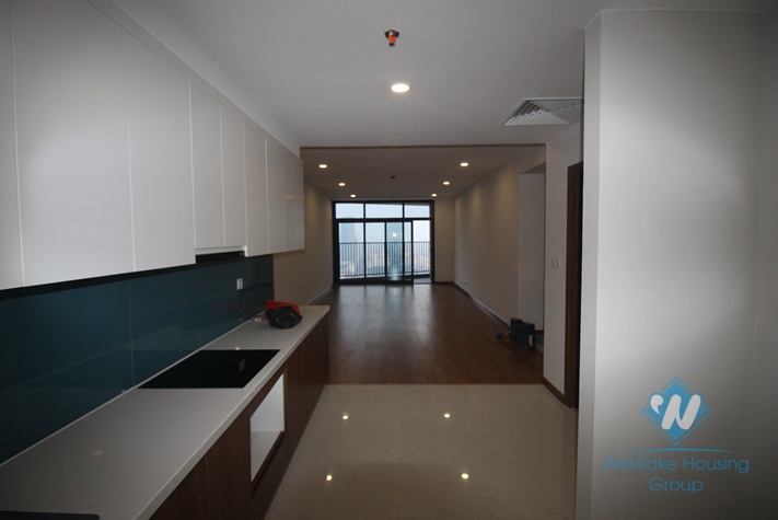 Unfurnished three bedrooms apartment for rent in Discovery building, Cau Giay district, Ha Noi
